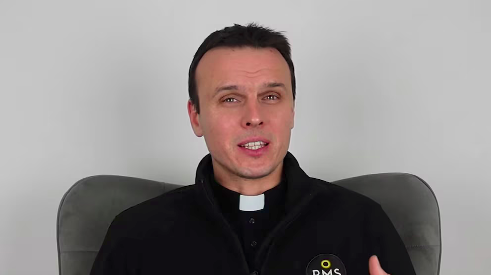 El sacerdote polaco Rafał Główczyński (YouTube)
