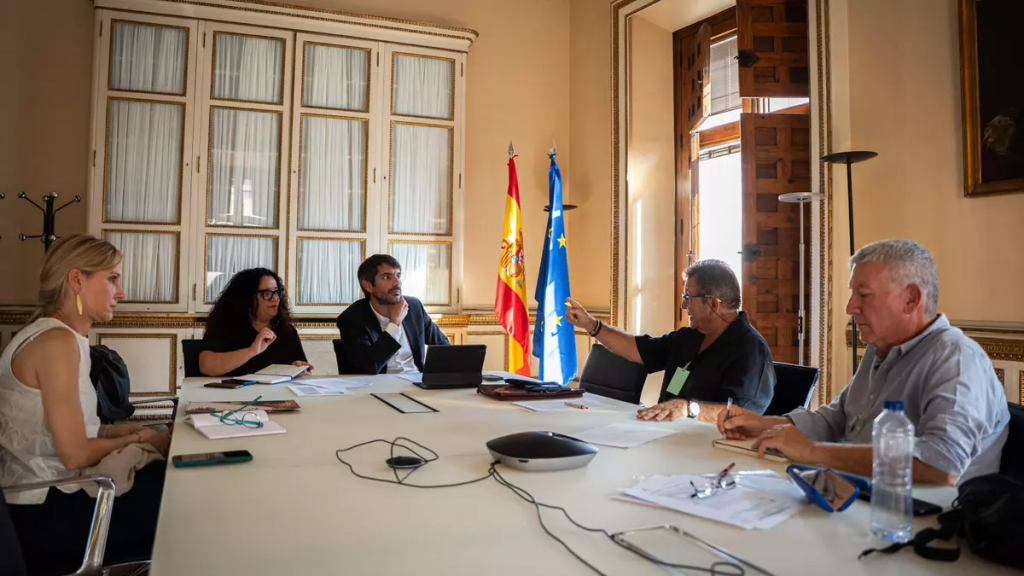 Reunión del ministro de Cultura, Ernest Urtasun (centro), y la Plataforma Mezquita Catedral Psatrimonio de Todos.