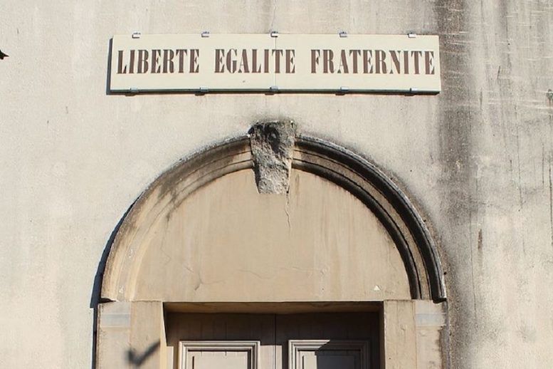 Motivos republicanos en el frontón de la iglesia de Saint-Loup en Champs-sur-Marne. ©Luca RASTELLI