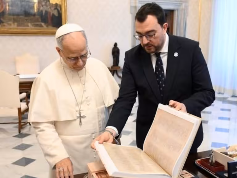 Adrián Barbón durante su visita al Papa León XIV. / Principado de Asturias