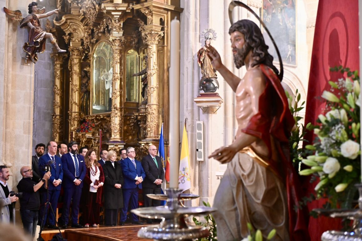 La alcaldesa de Jerez asiste a la bendición de la imagen de Jesús Resucitado oficiada por el obispo en la iglesia de San Dionisio