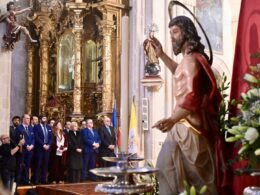 La alcaldesa de Jerez asiste a la bendición de la imagen de Jesús Resucitado oficiada por el obispo en la iglesia de San Dionisio