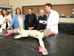 Armisén y el obispo en una visita al taller de restauración de obras de arte de la provincia. - DIP. PALENCIA