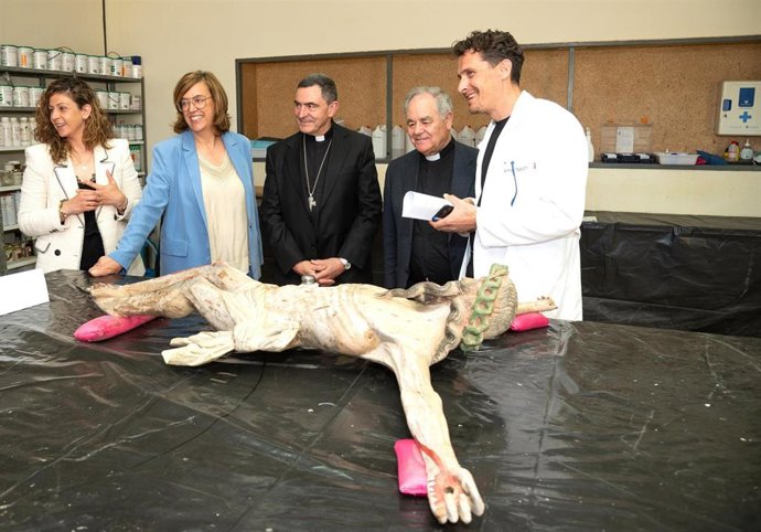 Armisén y el obispo en una visita al taller de restauración de obras de arte de la provincia. - DIP. PALENCIA